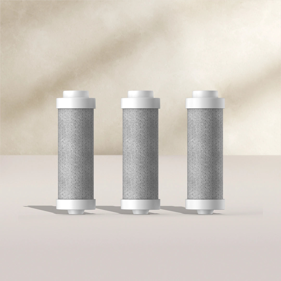 BRITA LARQ pack de filtros de agua sobre fondo beige