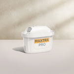 Una BRITA MAXTRA PRO EXPERTO EN CAL filtro de agua sobre un fondo beige