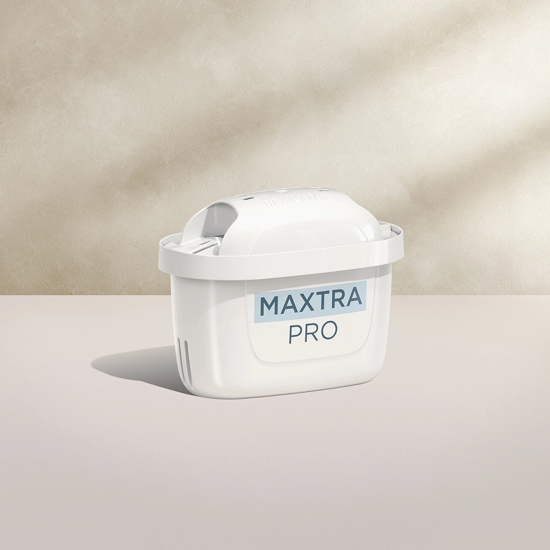 Una BRITA MAXTRA PRO PURE PERFORMANCE filtro de agua sobre un fondo beige