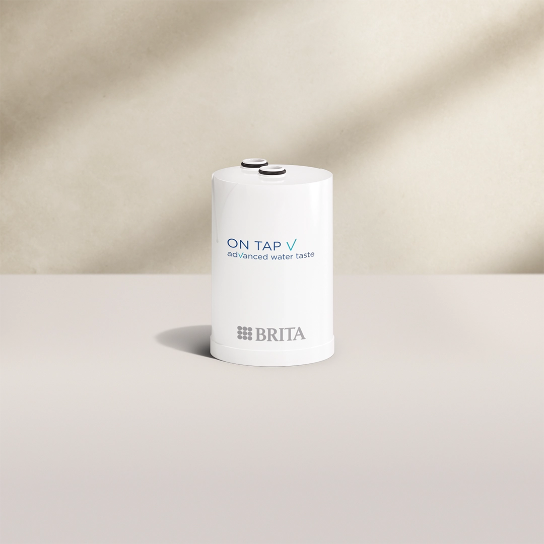 BRITA ON TAP V filtro de agua sobre fondo beige