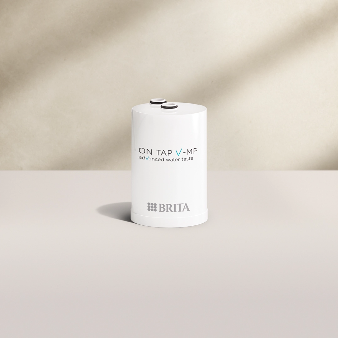 BRITA ON TAP VM-F filtro de agua sobre fondo beige