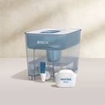 Una BRITA Flow agua filtro estación con un MAXTRA PRO PURE PERFORMANCE filtro cartucho
