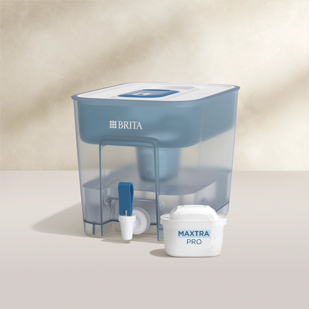 Una BRITA Flow agua filtro estación con un MAXTRA PRO PURE PERFORMANCE filtro cartucho