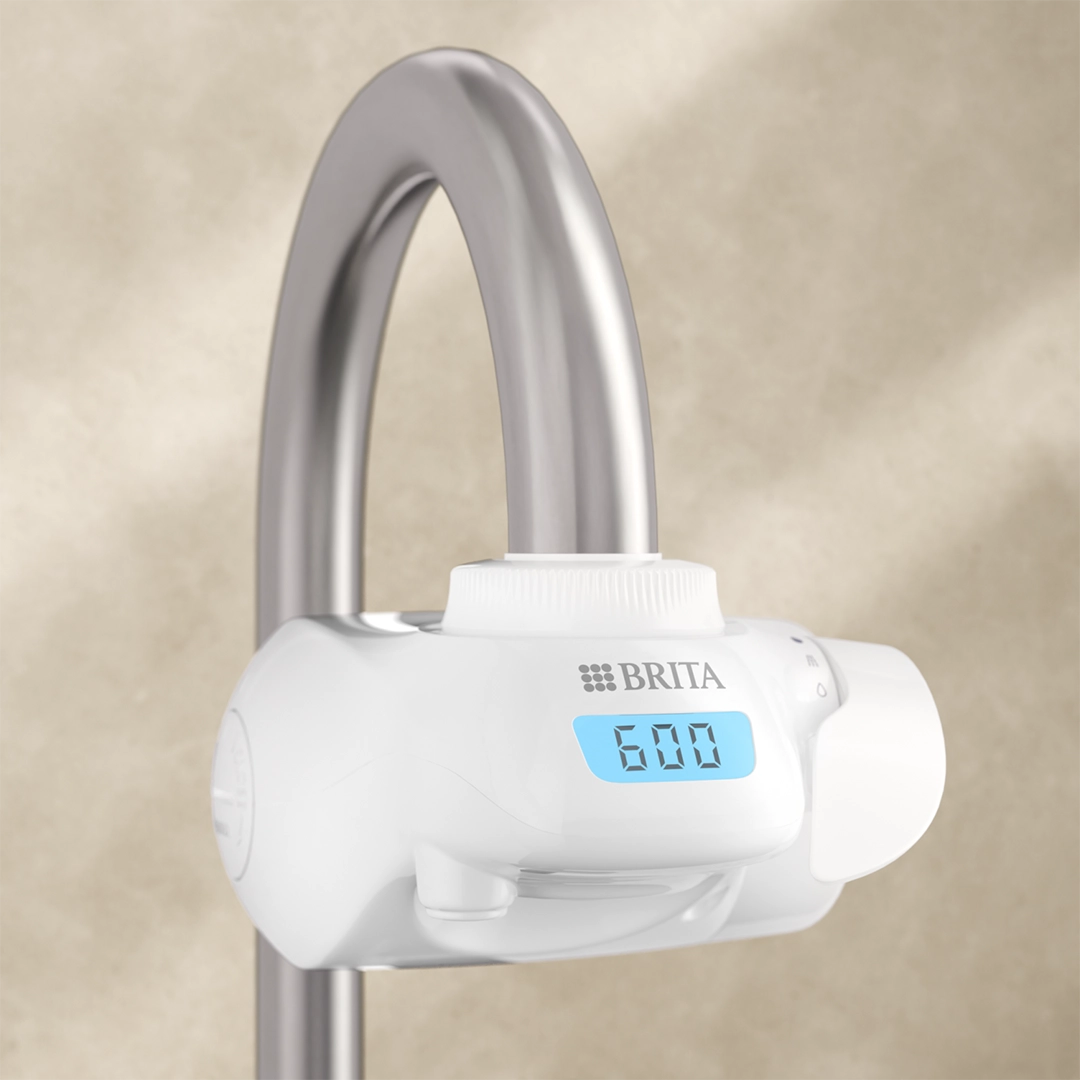 BRITA ON TAP Pro sobre un fondo beige