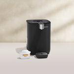 BRITA YOURCE mini en negro sobre fondo beige